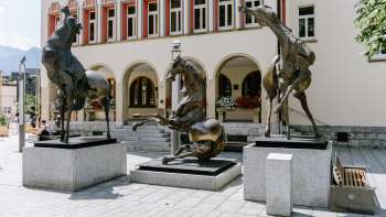 Sculpture en bronze Tre Cavalli de Nag Arnoldi devant le bâtiment du gouvernement à Vaduz.