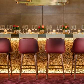 Bar élégant couvert de chaises modernes, de verres et de bougies au Park Hotel Sonnenhof à Vaduz, Liechtenstein