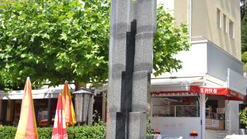 Sculpture "Monoform 29" de Gottfried Honegger en pierre grise avec incision verticale - art moderne à Vaduz.