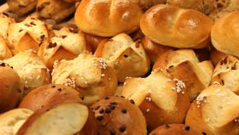 Petits pains frais et pâtisseries sucrées sur le présentoir de la boulangerie Balu