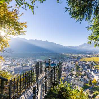 Vue de la terrasse panoramique sur la vallée ensoleillée du Rhin et la ville de Vaduz.