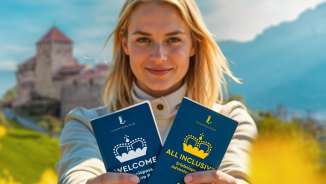 Madame présente le passeport découverte WELCOME et ALL INCLUSIVE devant le château de Vaduz