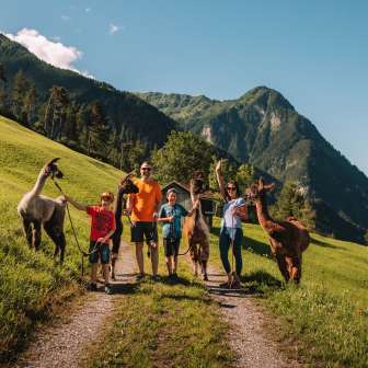Shooting de famille avec des lamas et des alpagas en été à Malbun