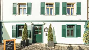 Vue extérieure de l'auberge avec grande terrasse