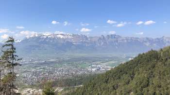 Vue du château de Schalun sur la vallée du Rhin avec le décor marquant des Alpes en arrière-plan.