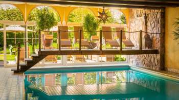 Espace piscine avec chaises longues au Park Hotel Sonnenhof