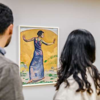 Deux visiteurs de musée regardent un tableau au Musée des Beaux-Arts du Liechtenstein