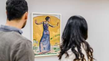 Deux personnes regardent une peinture colorée au Musée des Beaux-Arts du Liechtenstein