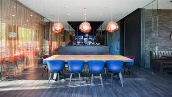 Restaurant moderne à l'intérieur stylé, chaises design bleues et bar élégant dans l'hôtel b_smart