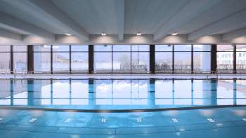 Vue de la piscine bleue de la piscine intérieure de Triesen