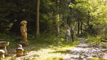 Figure en bois sur le « sentier des légendes walsers »