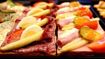 Tartines de charcuterie, fromage, œuf et légumes dans la pâtisserie Balu pâtisserie