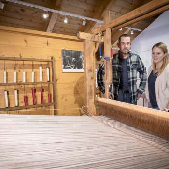 Les visiteurs observent le métier à tisser au musée Walser