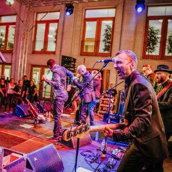 Les musiciens de Soulvision Allstars sur la scène du festival FL1.LIFE devant le bâtiment du gouvernement à Vaduz