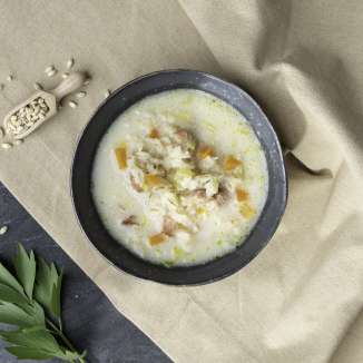 Soupe d'orge crémeuse avec légumes et lard - plat traditionnel du Liechtenstein