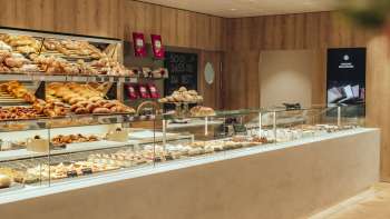 Comptoir accueillant avec une offre riche en produits de boulangerie et une présentation élégante