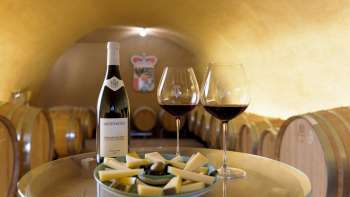 Fromage et vin sur une même table lors d'une dégustation de vin dans la cave de la cour du prince de Liechtenstein Fromage et vin sur une même table lors d'une dégustation de vin dans la cave de la cour du prince de Liechtenstein