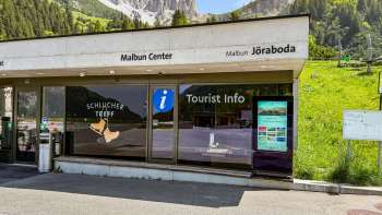 Vue sur le Malbun Center le panorama montagneux du Liechtenstein en arrière-plan