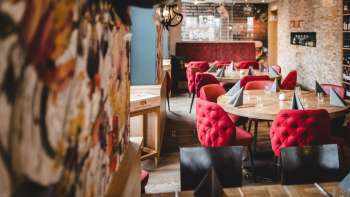 Photo grand angle du PUR Restaurant & Bar à l'ambiance accueillante et aux détails soignés.