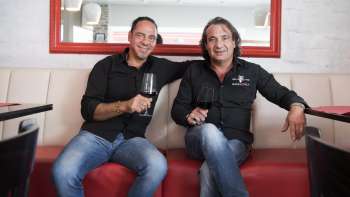 Les deux hôtes du restaurant Made in Italy dans une atmosphère détendue.