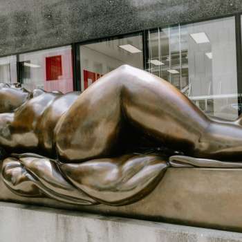 Sculpture en bronze représentant une femme allongée devant le Musée des Beaux-Arts du Liechtenstein à Vaduz.
