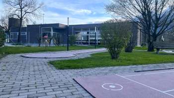 Minigolf de Schaan-Vaduz avec des pistes bien entretenues et une vue sur le bâtiment du club - le plaisir des loisirs pour jeunes et moins jeunes au Liechtenstein. Minigolf de Schaan-Vaduz avec des pistes bien entretenues et une vue sur le bâtiment du club - le plaisir des loisirs pour jeunes et moins jeunes au Liechtenstein.
