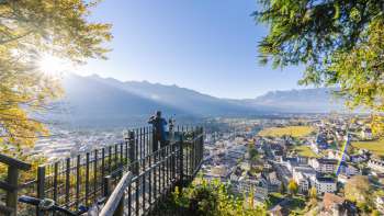 Point de vue sur le Känzile à Vaduz avec vue sur la vallée du Rhin et les Alpes