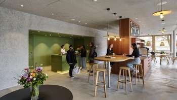 Hall d'accueil avec réception et bar à l'auberge de jeunesse Schaan/Vaduz