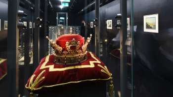 Pièce d'exposition avec chapeau princier dans le Trésor du Liechtenstein, présentée sur un coussin en velours