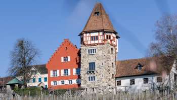 Maison rouge avec vignoble au premier plan