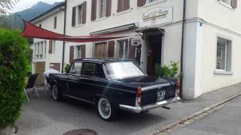 Vue extérieure d'Eredi Fiorini Gastronomia Italiana avec une voiture de collection