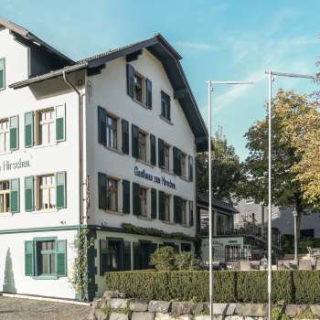 Gasthaus zum Hirschen avec un grand espace extérieur et une architecture traditionnelle
