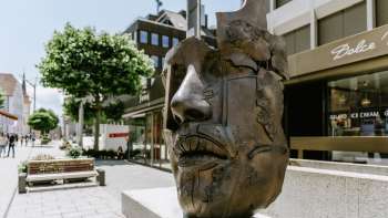 Sculpture en bronze "African King" de Gunther Stilling avec une tête d'homme abstraite dans la zone piétonne de Vaduz.
