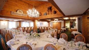 Salle de restaurant confortable avec un espace bar, un mobilier rustique et une atmosphère accueillante