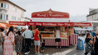 Foodtruck rouge sur la place de l'hôtel de ville à Vaduz