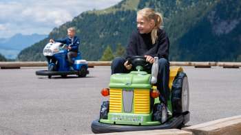 Les enfants conduisent des mini-voitures