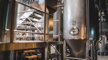 Grande cuve en acier inoxydable et technique de brassage dans la zone de production de la brasserie liechtensteinoise