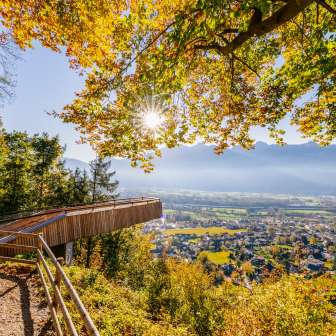 Plateforme d'observation dans la lumière dorée de l'automne avec vue sur Vaduz et la nature environnante