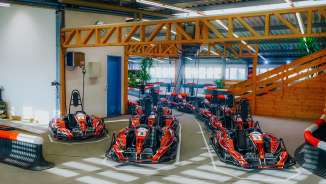 Plusieurs karts électriques rouges sur la piste de karting intérieure de Nendeln , prêt pour la prochaine course