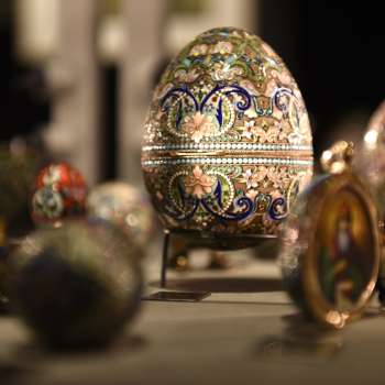 Gros plan d'œufs Fabergé décorés dans une vitrine de la Chambre du Trésor du Liechtenstein