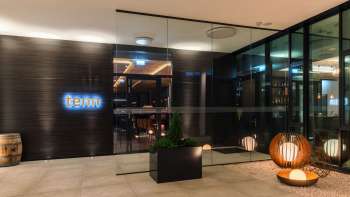 Vue extérieure du bar-restaurant lounge à l'architecture moderne et à l'entrée stylée.