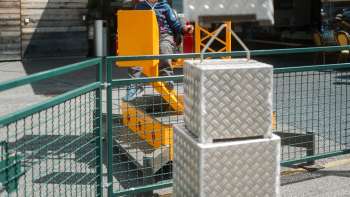 Un enfant joue avec une pelleteuse devant le Schlucher-Treff