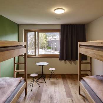 Chambre partagée lumineuse avec vue sur la fenêtre à l'auberge de jeunesse Schaan/Vaduz