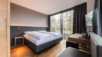 Chambre double moderne à l'hôtel Kommod avec vue sur la verdure