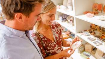 Un couple découvre dans Hoi-Laden de superbes produits du Liechtenstein