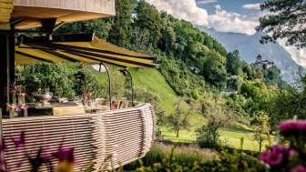 Park Hotel Sonnenhof - Terrasse panoramique avec vue sur le château de Vaduz Terrasse du Park Hotel Sonnenhof au Liechtenstein avec vue sur le château de Vaduz et le paysage alpin environnant