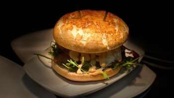 Détail d'un délicieux burger dans un American Diner 1950