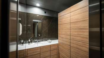 Salle de bains élégante au Grand Casino Hotel Liechtenstein