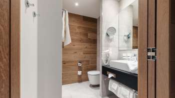 Salle de bains moderne à l'hôtel Kommod