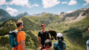 Famille lors de l'expérience de l'aigle